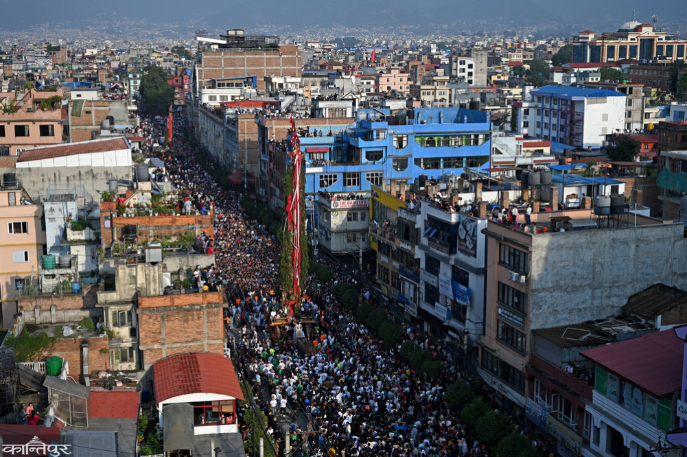 Ratomatsyendranath's chariot being taken towards Jawalakhel