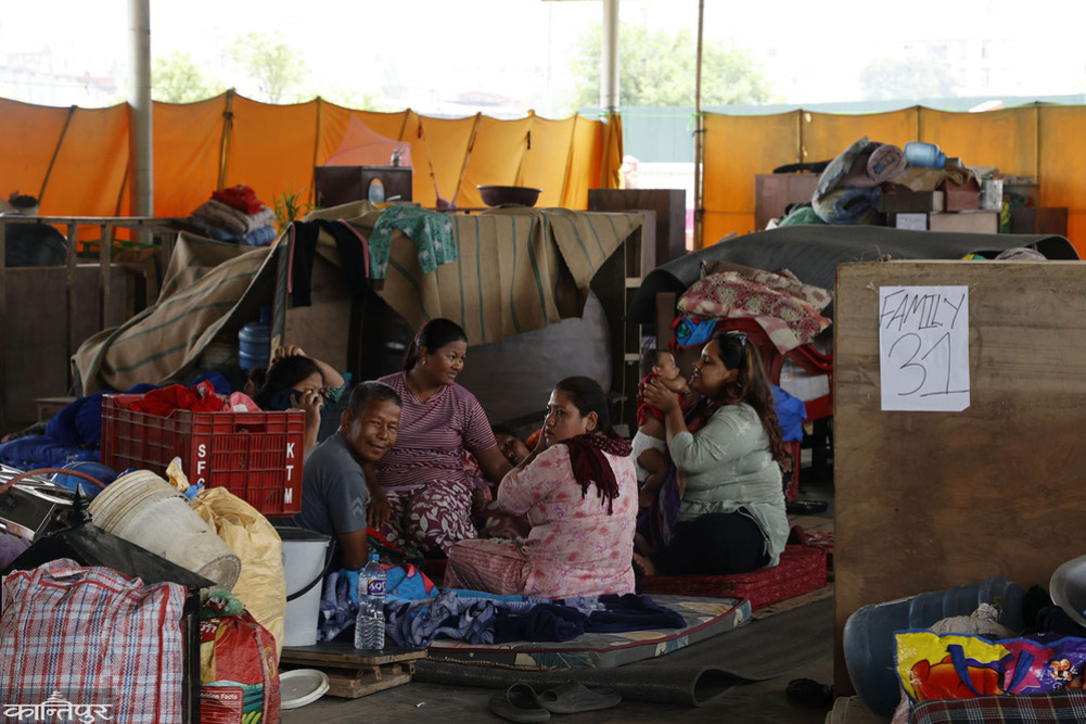 What was seen at the temporary shelter in Kirtipur where squatters were housed