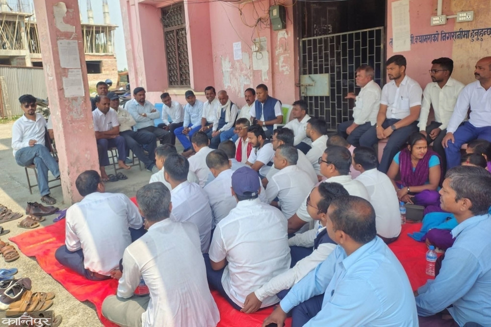 Employees protest over failure to arrest Siraha mayor, work halted