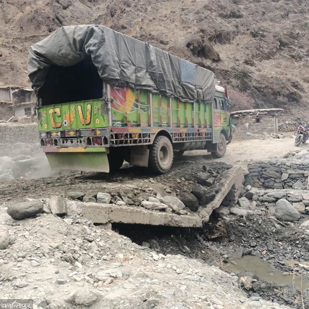 Traffic eases after repair of culvert in Bhitti