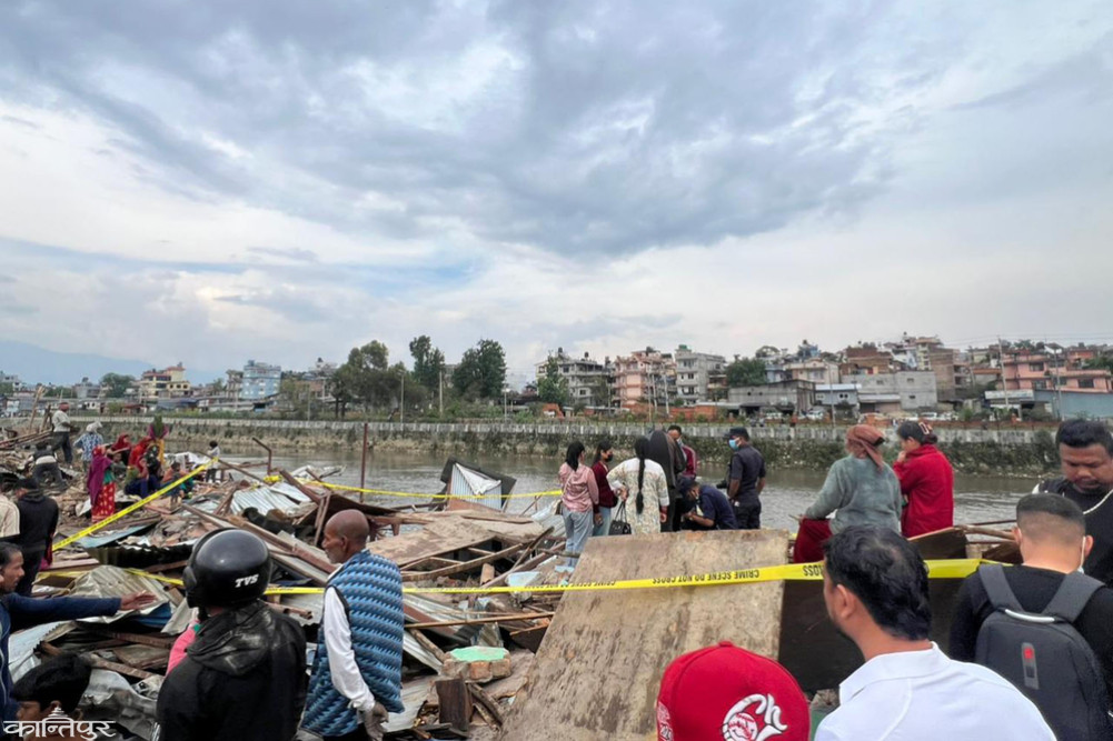 A bulldozer entered the house, life was swept away in the river.
