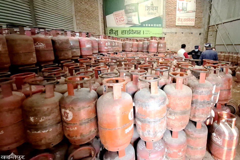 Large quantities of gas and petroleum products entered through the eastern border