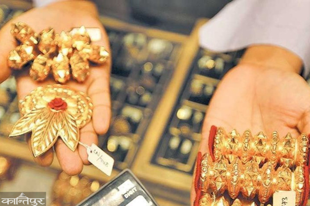 Gold price drops by 8,200 tola