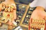 Gold price drops by 8,200 tola