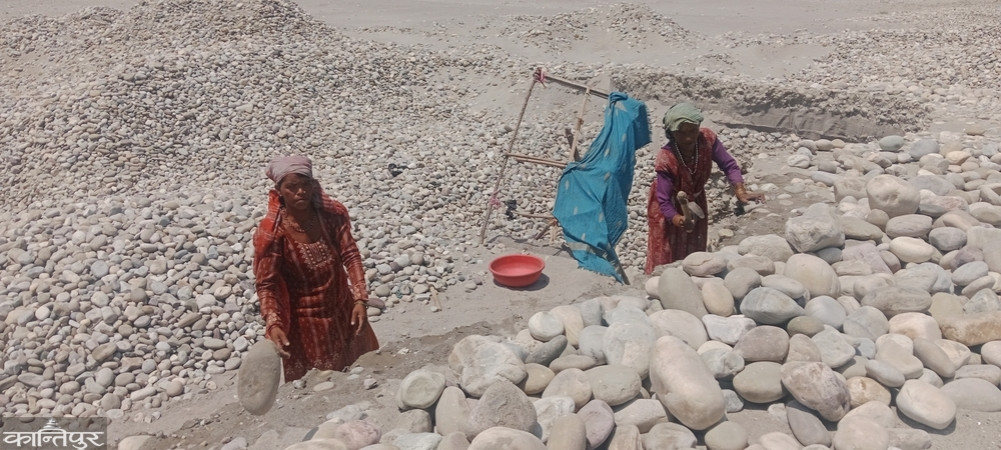Moving gravel and sand in the Mahakali River in 40-degree temperatures