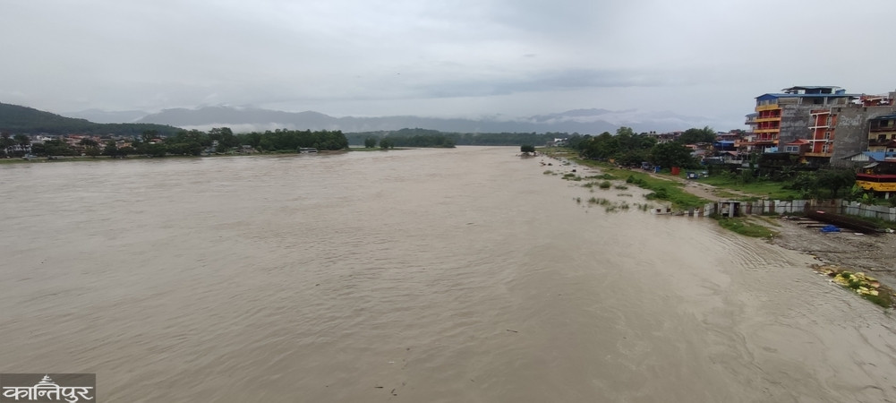 Incessant rains inundate many areas of Chitwan, traffic banned on Narayangadh-Muglin road section