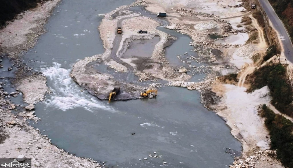 Exploiting river resources by using excavators in Kaligandaki