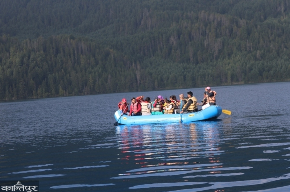 A flood of Indian and domestic tourists during the tourist season