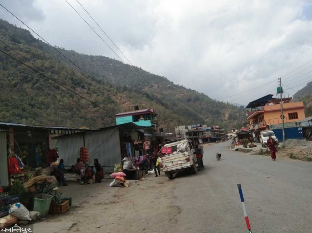 The increasingly crowded highway is becoming narrower due to encroachment.
