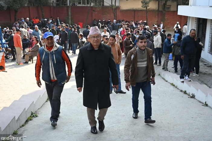 Leaders and activists are reaching the Congress headquarters.