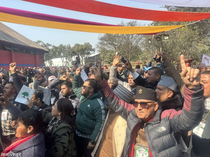 Slogans saying 'elect new leadership'