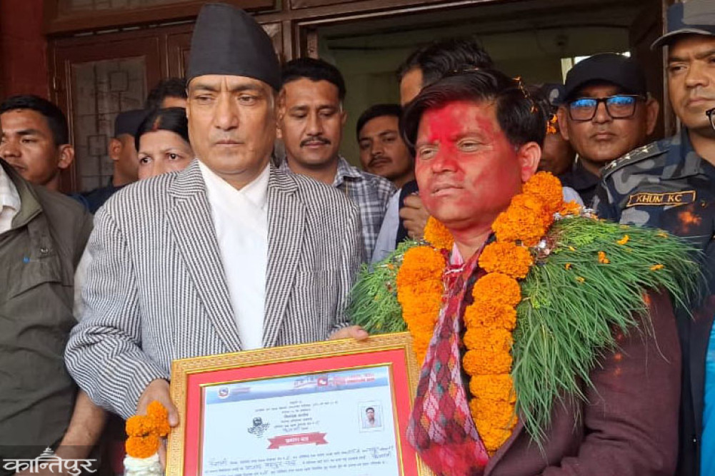 Chand demolishes traditional fort and travels to Parliament