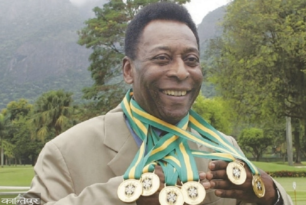 Pele's World Cup medal up for auction