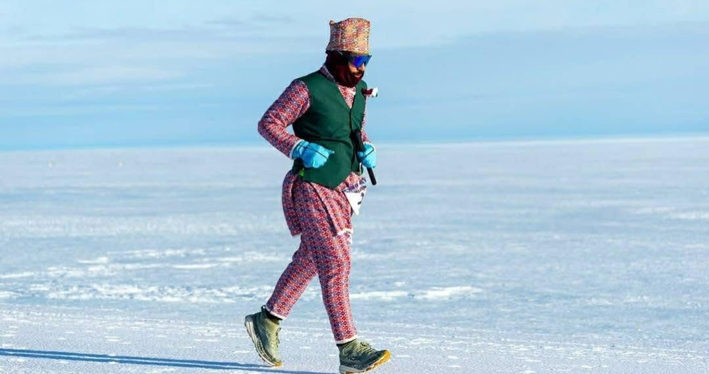 Record-breaking run in Antarctica's snow in shorts