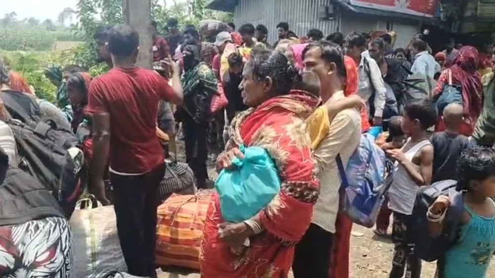 Why is the crowd increasing at the India-Bangladesh border?
