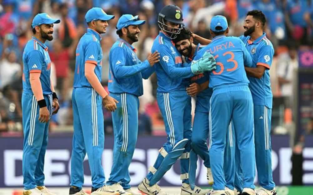 India advances to final, beating England