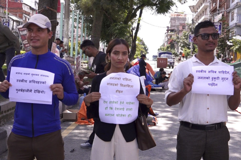 Protest against preparations to appoint additional personal secretaries for MPs