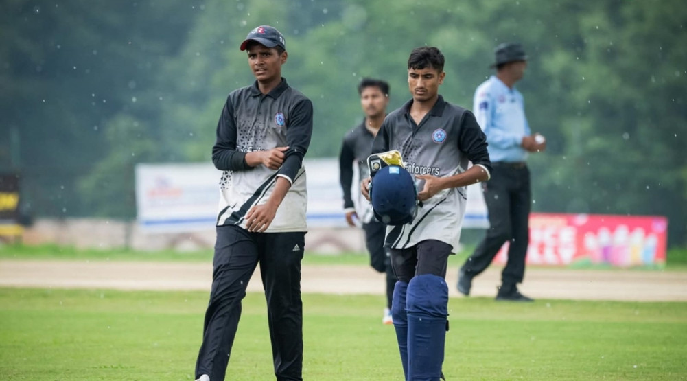 Final postponed due to rain, to be played on Wednesday morning