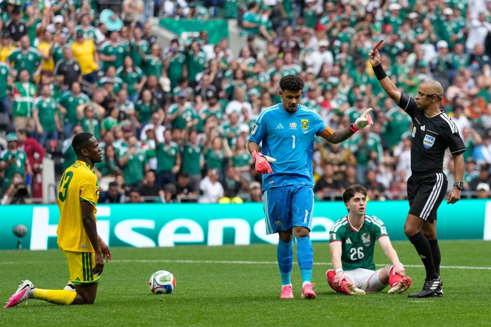 Mexico defeats South Africa in opening match