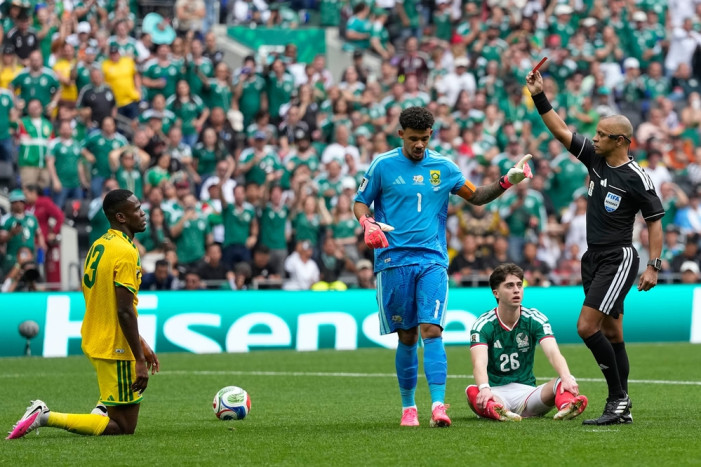 Mexico defeats South Africa in opening match