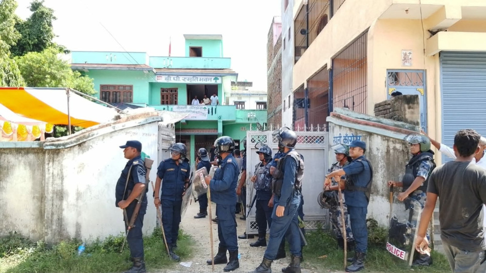 Clash between establishment and disgruntled factions at Congress Bara party office