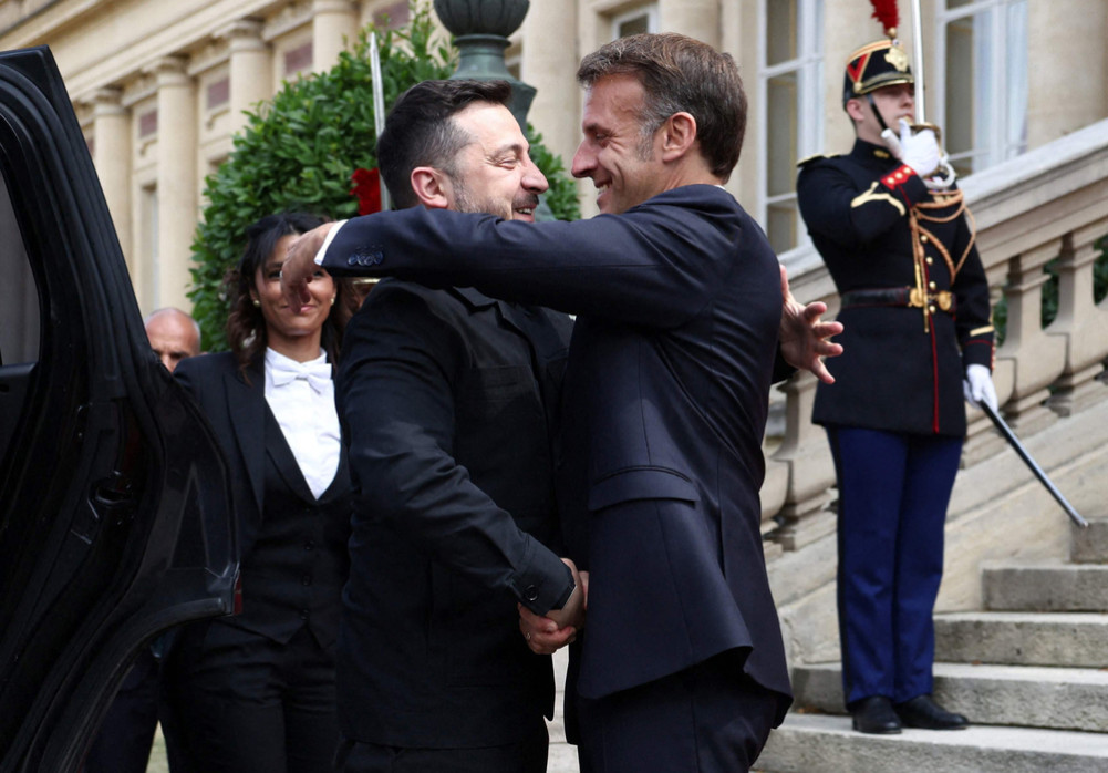 Zelensky arrives in Paris to rally support against Russia