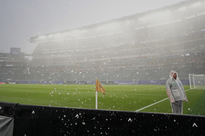 The match between France and Iraq was stopped for more than an hour due to bad weather.