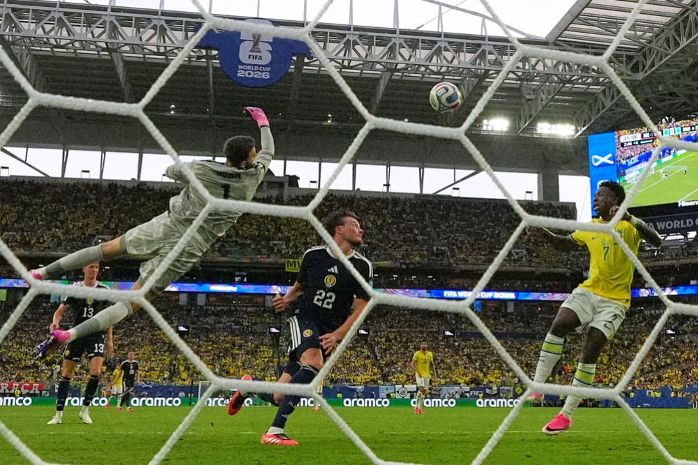 Brazil leads by 2 goals in the first half