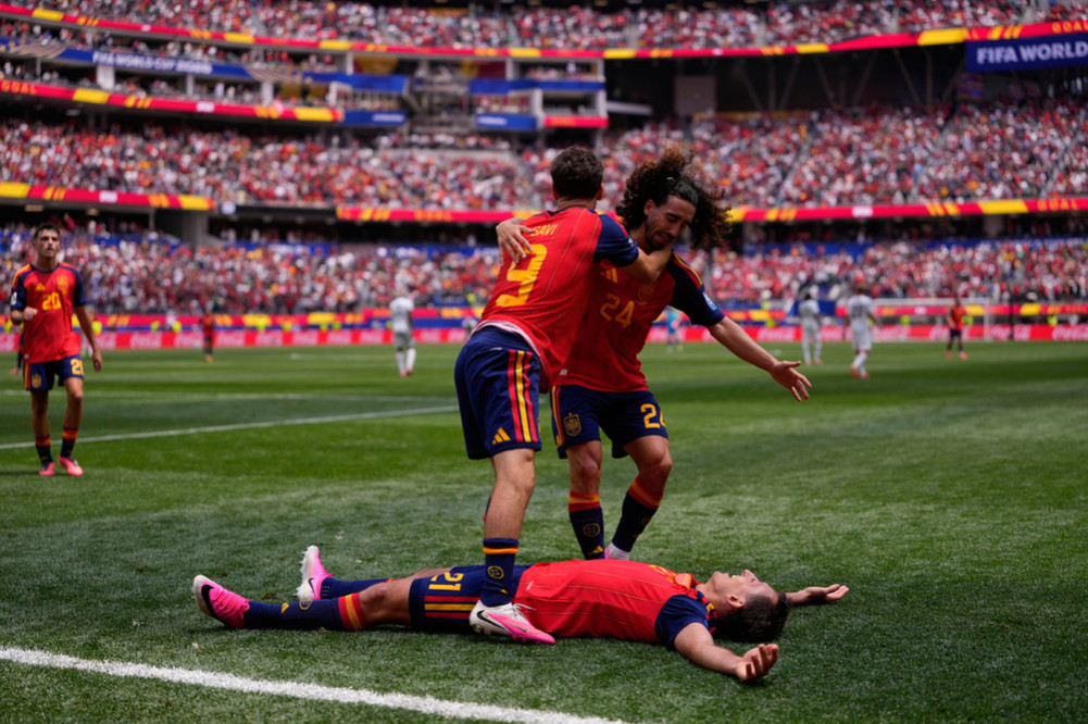 Spain shows assertive style in last 16