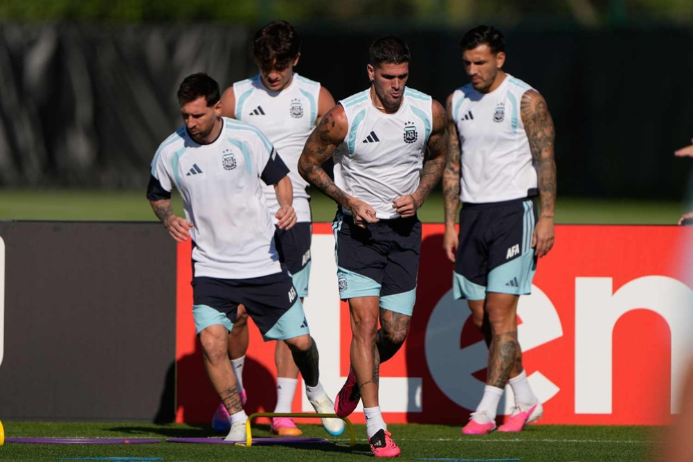 Argentina eyes knockout stage