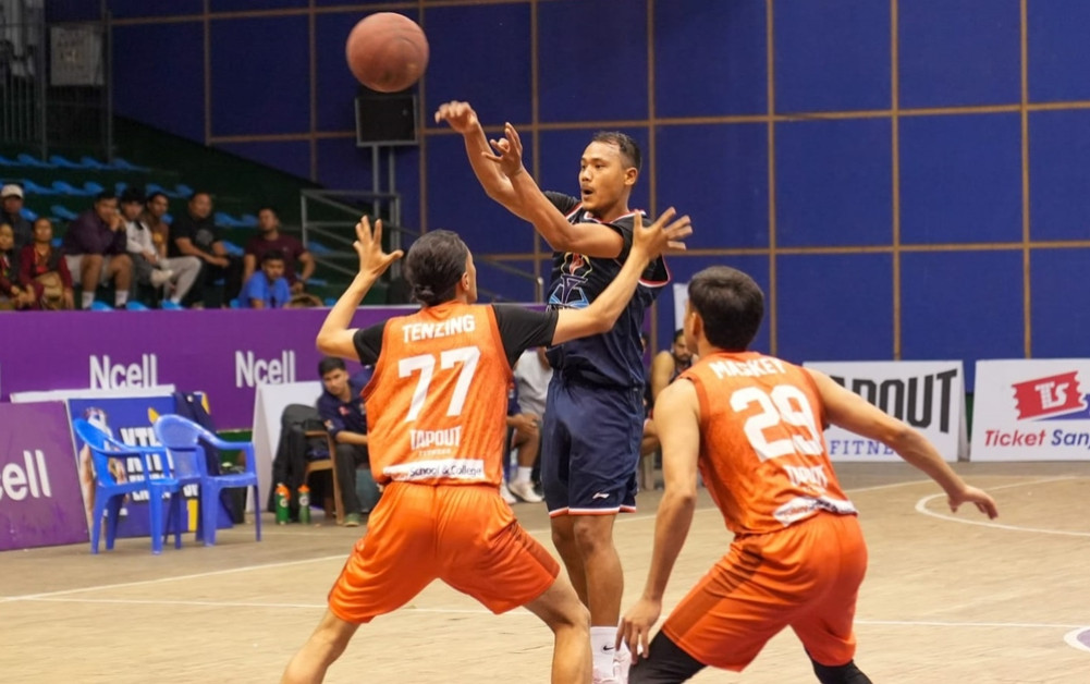 Golden Gate and Army in the Basketball League