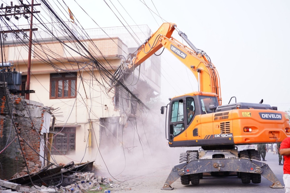 Birgunj Metropolitan City uses dozer on encroached structures