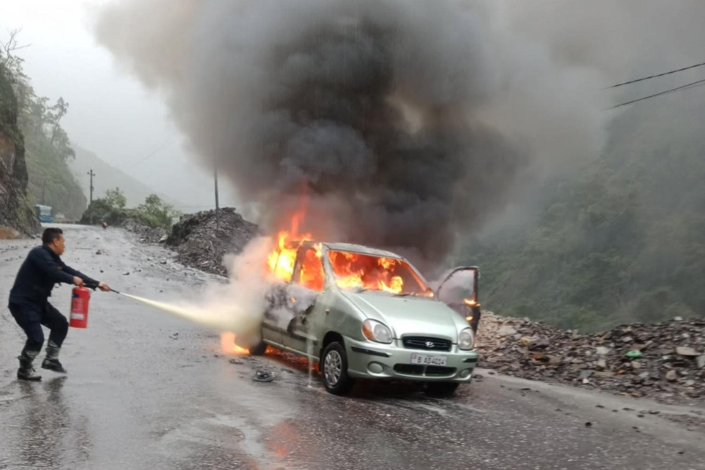 A stone fell on a car in Tuinkhola and caused a fire.