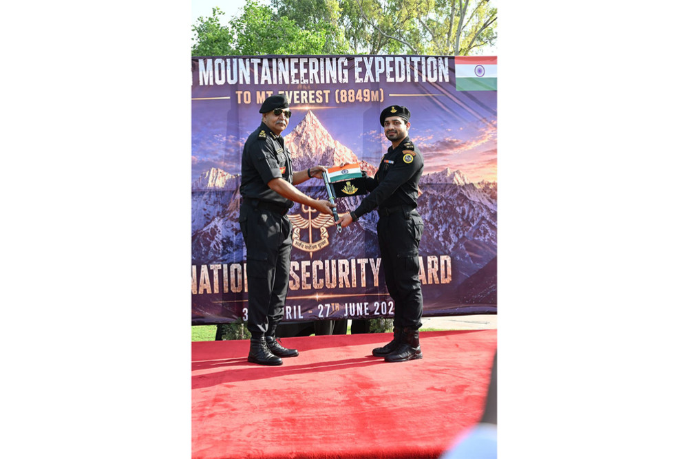 Indian NSG 'Black Cats' team successfully climbs Mount Everest
