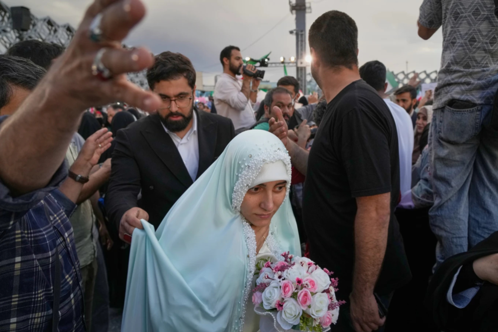 Mass wedding in Iran for couples willing to 'sacrifice' for war