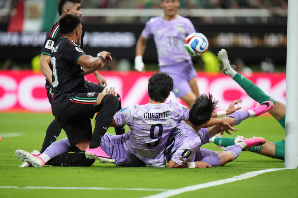 Mexico first team to reach knockout stage