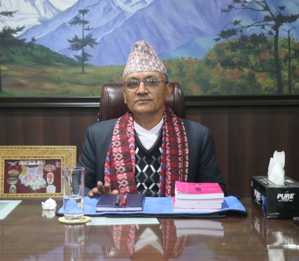 Did the police search the residence of the Law Minister of Koshi in the middle of the night?
