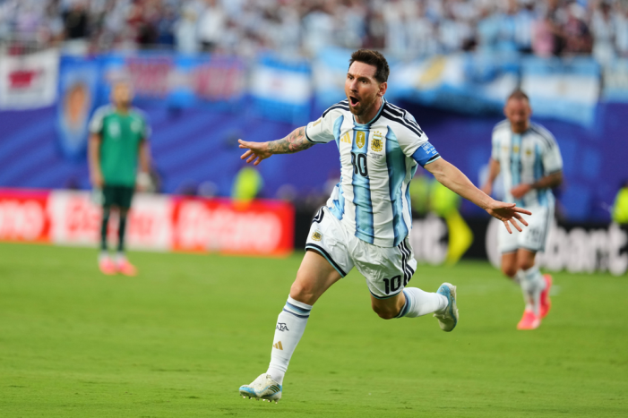 Argentina leads 1-0 in the first half