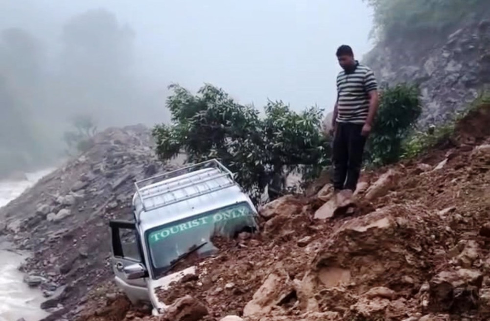Landslide hits jeep on Dhorpatan-Saljhandi road, 5 passengers safe