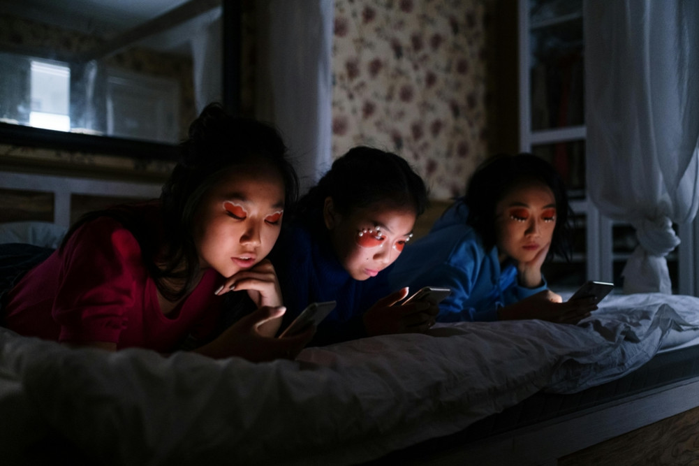 Mobile phone addiction is ruining teenagers' sleep