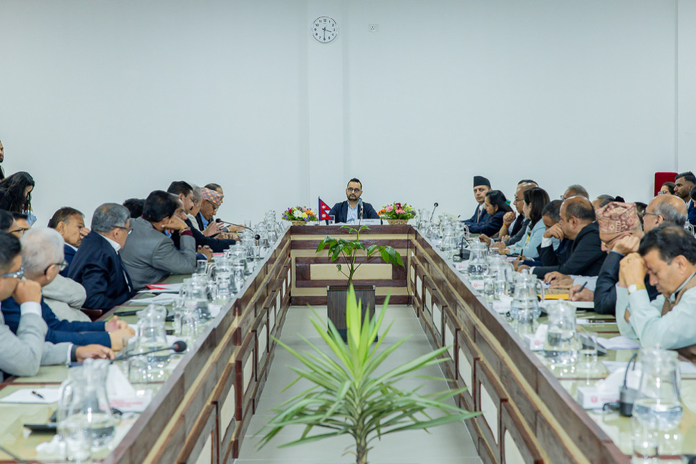 Industrialists and businessmen suggest amending the constitution to link it with economic reform and good governance
