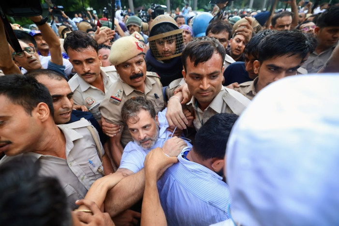 Leaders including Rahul Gandhi and Akhilesh Yadav who surrounded the Prime Minister's residence were arrested