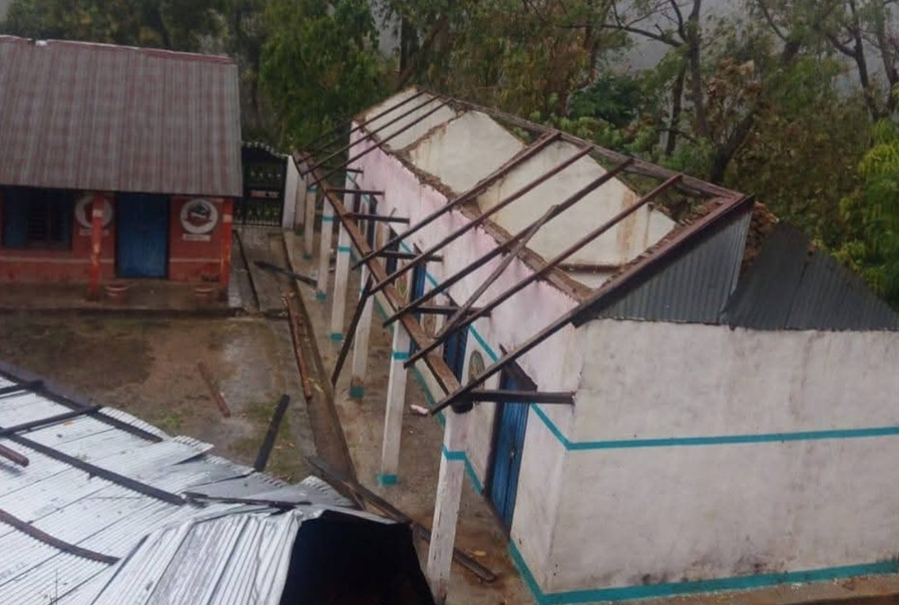 Wind blows off roof of school in Raikote