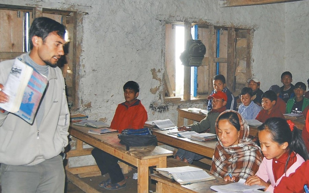 Free Education in the Constitution, but the Government Collects 20 Types of Fees from Community Schools