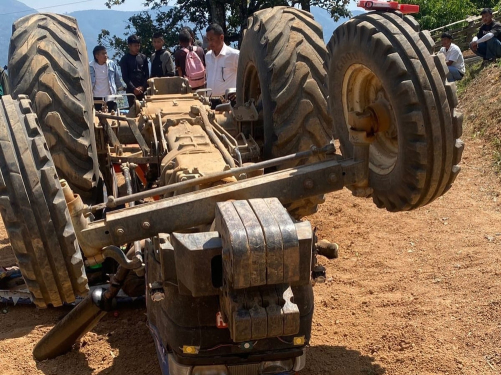 Driver dies in tractor accident
