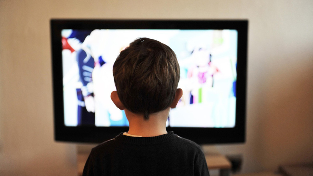 UK bans junk food advertising during lunchtime
